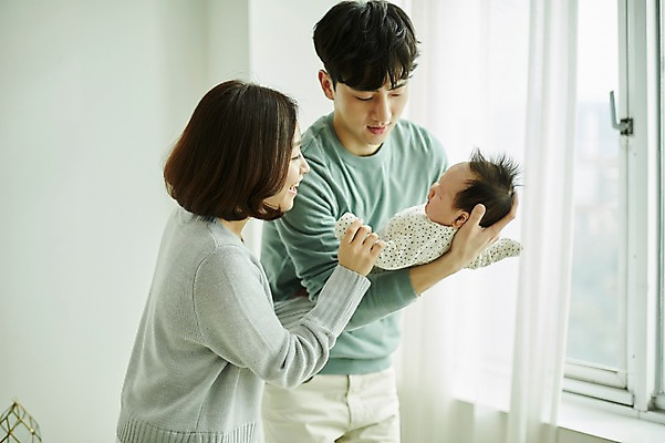 포토 JPG 여자 남자 가족 신혼부부 안기 엄마 실내 서기 상반신 20대 성인 옆모습 세명 부모 화목 한국인 육아 아기 아빠 육아라이프 부부라이프 달래기 남성육아휴직 육아대디 국내포토 라이프스타일 부부 뷰포인트 컨셉 관계 모션 사람 동양인 청년 내부 신혼 파일형식 육아휴직