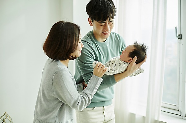 포토 JPG 여자 남자 가족 신혼부부 안기 엄마 실내 서기 상반신 20대 성인 옆모습 세명 부모 화목 한국인 육아 아기 아빠 육아라이프 부부라이프 달래기 남성육아휴직 육아대디 국내포토 라이프스타일 부부 뷰포인트 컨셉 관계 모션 사람 동양인 청년 내부 신혼 파일형식 육아휴직