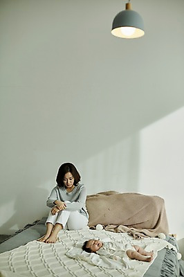 포토 JPG 전신 여자 가족 엄마 실내 피곤 앉기 20대 성인 두명 앞모습 눕기 한국인 육아 침대 아기 육아라이프 우울감 산후우울증 싱글맘 한부모가족 국내포토 라이프스타일 감정 뷰포인트 가구 컨셉 관계 모션 사람 동양인 청년 내부 우울증 파일형식
