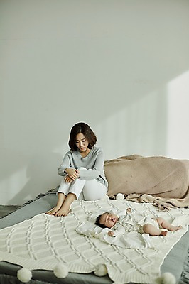포토 JPG 전신 여자 가족 엄마 실내 피곤 앉기 20대 성인 두명 앞모습 눕기 한국인 육아 침대 아기 육아라이프 우울감 산후우울증 싱글맘 한부모가족 국내포토 라이프스타일 감정 뷰포인트 가구 컨셉 관계 모션 사람 동양인 청년 내부 우울증 파일형식