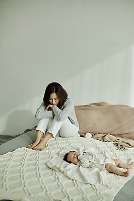 포토 JPG 전신 여자 가족 엄마 실내 피곤 앉기 20대 성인 두명 앞모습 눕기 한국인 육아 침대 아기 육아라이프 우울감 산후우울증 싱글맘 한부모가족 국내포토 라이프스타일 감정 뷰포인트 가구 컨셉 관계 모션 사람 동양인 청년 내부 우울증 파일형식