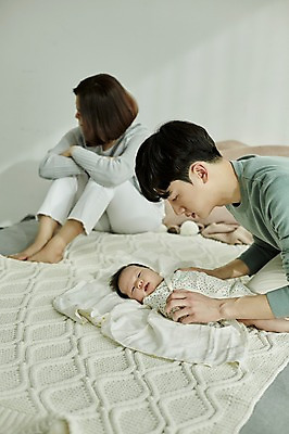 포토 JPG 전신 여자 남자 가족 신혼부부 엄마 실내 피곤 앉기 상반신 20대 성인 앞모습 옆모습 세명 부모 눕기 한국인 육아 아기 아빠 외면 육아라이프 우울감 부부라이프 산후우울증 남성육아휴직 육아대디 국내포토 라이프스타일 부부 감정 뷰포인트 컨셉 관계 모션 사람 동양인 청년 내부 신혼 우울증 파일형식 육아휴직