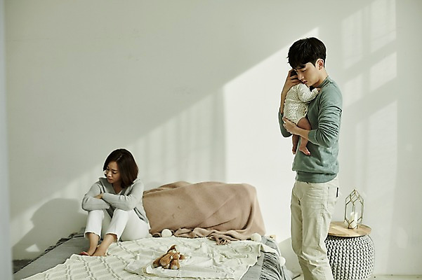 포토 JPG 전신 여자 남자 가족 신혼부부 안기 엄마 실내 피곤 서기 앉기 상반신 20대 성인 앞모습 옆모습 세명 부모 한국인 육아 아기 아빠 외면 육아라이프 우울감 부부라이프 산후우울증 남성육아휴직 육아대디 국내포토 라이프스타일 부부 감정 뷰포인트 컨셉 관계 모션 사람 동양인 청년 내부 신혼 우울증 파일형식 육아휴직