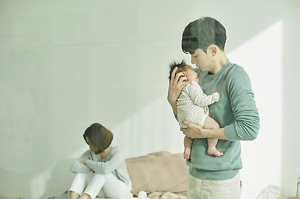 포토 JPG 전신 여자 남자 가족 신혼부부 안기 엄마 실내 피곤 서기 앉기 상반신 20대 성인 앞모습 옆모습 세명 부모 한국인 육아 아기 아빠 외면 육아라이프 우울감 부부라이프 산후우울증 남성육아휴직 육아대디 국내포토 라이프스타일 부부 감정 뷰포인트 컨셉 관계 모션 사람 동양인 청년 내부 신혼 우울증 파일형식 육아휴직