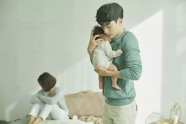 포토 JPG 전신 여자 남자 가족 신혼부부 안기 엄마 실내 피곤 서기 앉기 상반신 20대 성인 앞모습 옆모습 세명 부모 한국인 육아 아기 아빠 외면 육아라이프 우울감 부부라이프 산후우울증 남성육아휴직 육아대디 국내포토 라이프스타일 부부 감정 뷰포인트 컨셉 관계 모션 사람 동양인 청년 내부 신혼 우울증 파일형식 육아휴직