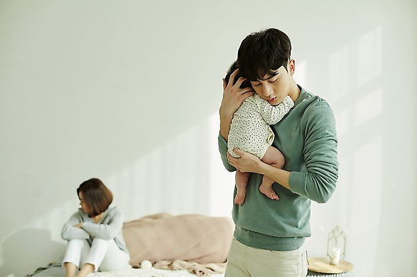 포토 JPG 전신 여자 남자 가족 신혼부부 안기 엄마 실내 피곤 서기 앉기 상반신 20대 성인 앞모습 옆모습 세명 부모 한국인 육아 아기 아빠 외면 육아라이프 우울감 부부라이프 산후우울증 남성육아휴직 육아대디 국내포토 라이프스타일 부부 감정 뷰포인트 컨셉 관계 모션 사람 동양인 청년 내부 신혼 우울증 파일형식 육아휴직