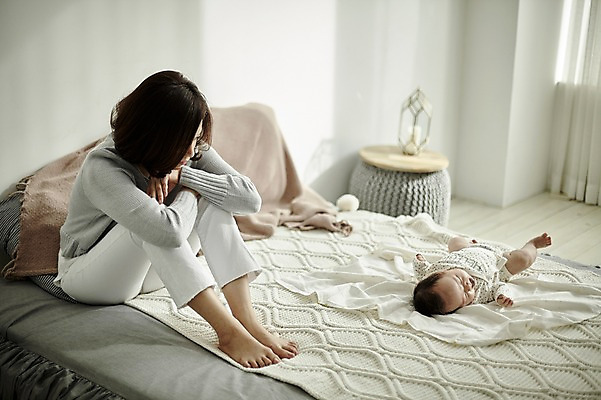 포토 JPG 전신 여자 가족 엄마 실내 피곤 앉기 20대 성인 두명 앞모습 눕기 한국인 육아 아기 외면 육아라이프 우울감 산후우울증 싱글맘 한부모가족 국내포토 라이프스타일 감정 뷰포인트 컨셉 관계 모션 사람 동양인 청년 내부 우울증 파일형식