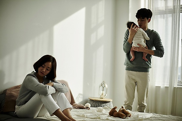 포토 JPG 전신 여자 남자 가족 신혼부부 안기 엄마 실내 피곤 서기 앉기 상반신 20대 성인 옆모습 세명 부모 한국인 육아 아기 아빠 외면 육아라이프 우울감 부부라이프 산후우울증 남성육아휴직 육아대디 국내포토 라이프스타일 부부 감정 뷰포인트 컨셉 관계 모션 사람 동양인 청년 내부 신혼 우울증 파일형식 육아휴직