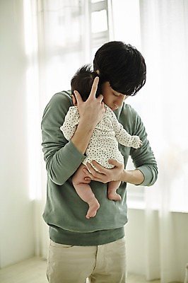 포토 JPG 전신 남자 행복 가족 안기 실내 서기 상반신 20대 성인 두명 앞모습 뒷모습 화목 한국인 육아 아기 아빠 소중 육아라이프 남성육아휴직 육아대디 싱글대디 한부모가족 국내포토 라이프스타일 감정 뷰포인트 컨셉 관계 모션 사람 동양인 청년 내부 파일형식 육아휴직 휴가 인종 생활