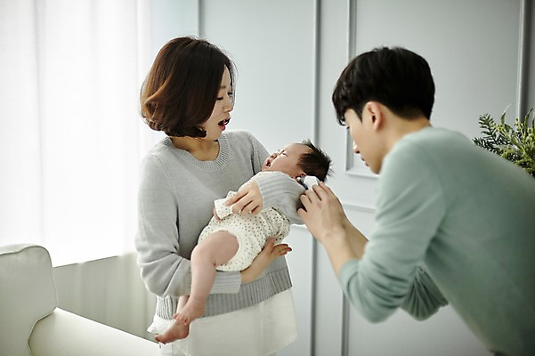 포토 JPG 전신 여자 남자 가족 신혼부부 안기 엄마 실내 서기 상반신 20대 성인 옆모습 세명 부모 놀람 고통 한국인 육아 아기 아빠 질병 울음 체온계 감기 불안 육아라이프 귀체온계 부부라이프 다급 남성육아휴직 육아대디 국내포토 라이프스타일 부부 감정 뷰포인트 컨셉 의학 관계 모션 표정 사람 동양인 청년 내부 온도계 신혼 파일형식 육아휴직