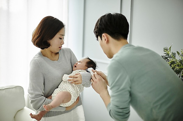 포토 JPG 전신 여자 남자 가족 신혼부부 안기 엄마 실내 서기 상반신 20대 성인 옆모습 세명 부모 놀람 고통 한국인 육아 아기 아빠 질병 울음 체온계 감기 불안 육아라이프 귀체온계 부부라이프 다급 남성육아휴직 육아대디 국내포토 라이프스타일 부부 감정 뷰포인트 컨셉 의학 관계 모션 표정 사람 동양인 청년 내부 온도계 신혼 파일형식 육아휴직