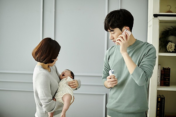 포토 JPG 전신 여자 남자 가족 신혼부부 안기 엄마 실내 서기 상반신 20대 성인 옆모습 세명 부모 고통 한국인 육아 아기 아빠 질병 울음 체온계 감기 불안 통화 육아라이프 귀체온계 부부라이프 남성육아휴직 육아대디 국내포토 라이프스타일 부부 감정 뷰포인트 의학 관계 모션 표정 사람 동양인 청년 내부 온도계 신혼 파일형식 육아휴직