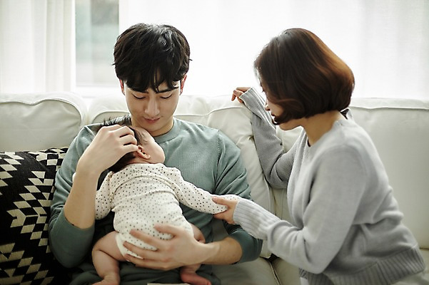 포토 JPG 전신 여자 남자 가족 신혼부부 안기 엄마 실내 앉기 상반신 20대 성인 앞모습 옆모습 뒷모습 세명 부모 화목 한국인 육아 아기 잠 아빠 육아라이프 부부라이프 남성육아휴직 육아대디 국내포토 라이프스타일 부부 뷰포인트 컨셉 관계 모션 사람 동양인 청년 내부 신혼 파일형식 육아휴직
