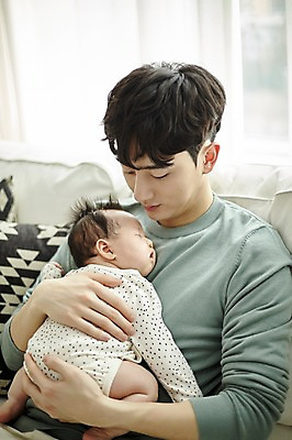 포토 JPG 남자 행복 가족 안기 실내 앉기 상반신 20대 성인 두명 앞모습 뒷모습 화목 한국인 육아 아기 잠 아빠 소중 육아라이프 남성육아휴직 육아대디 싱글대디 한부모가족 국내포토 라이프스타일 감정 뷰포인트 컨셉 관계 모션 사람 동양인 청년 내부 파일형식 육아휴직