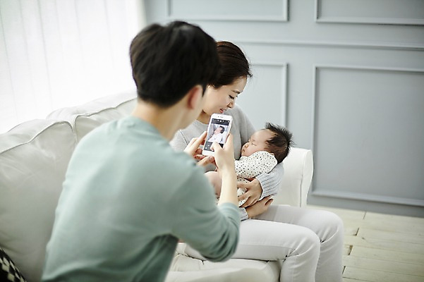 포토 JPG 여자 남자 가족 신혼부부 안기 엄마 실내 앉기 상반신 20대 성인 옆모습 뒷모습 세명 스마트폰 부모 사진촬영 한국인 육아 아기 잠 아빠 육아라이프 부부라이프 남성육아휴직 육아대디 국내포토 라이프스타일 부부 뷰포인트 관계 모션 사람 동양인 청년 내부 핸드폰 스마트기기 촬영 신혼 파일형식 육아휴직