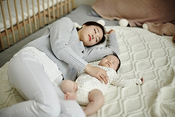 포토 JPG 전신 여자 가족 엄마 실내 피곤 상반신 20대 성인 두명 눕기 눈감음 화목 한국인 육아 아기 잠 육아라이프 싱글맘 한부모가족 국내포토 라이프스타일 컨셉 관계 모션 사람 동양인 청년 내부 파일형식