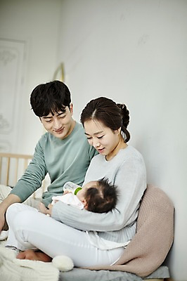 포토 JPG 여자 남자 행복 가족 신혼부부 엄마 실내 미소 앉기 상반신 20대 성인 옆모습 세명 부모 화목 한국인 육아 아기 아빠 젖병 육아라이프 분유 부부라이프 남성육아휴직 육아대디 국내포토 라이프스타일 부부 감정 뷰포인트 컨셉 관계 모션 표정 사람 동양인 청년 내부 아기용품 신혼 파일형식 육아휴직