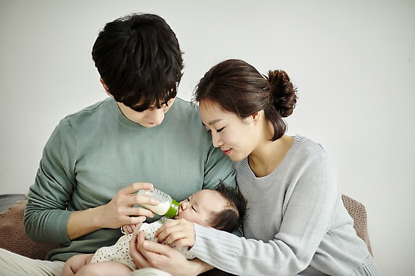 포토 JPG 여자 남자 행복 가족 신혼부부 엄마 실내 미소 앉기 상반신 20대 성인 앞모습 옆모습 세명 부모 화목 한국인 육아 아기 아빠 젖병 육아라이프 분유 부부라이프 남성육아휴직 육아대디 국내포토 라이프스타일 부부 감정 뷰포인트 컨셉 관계 모션 표정 사람 동양인 청년 내부 아기용품 신혼 파일형식 육아휴직