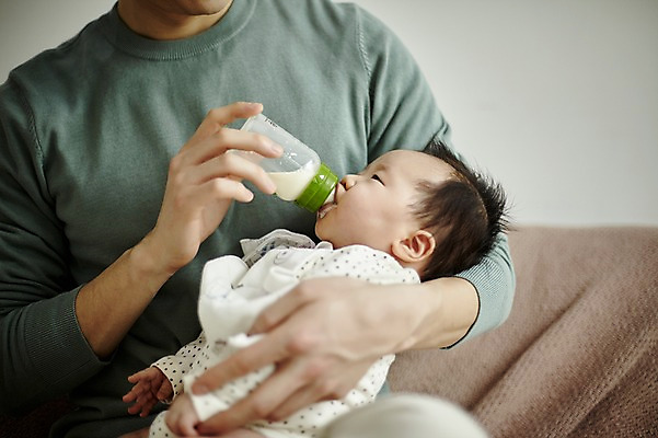 포토 JPG 남자 가족 안기 실내 앉기 상반신 20대 성인 두명 앞모습 옆모습 한국인 육아 아기 아빠 젖병 육아라이프 분유 남성육아휴직 육아대디 싱글대디 한부모가족 국내포토 라이프스타일 뷰포인트 관계 모션 사람 동양인 청년 내부 아기용품 파일형식 육아휴직