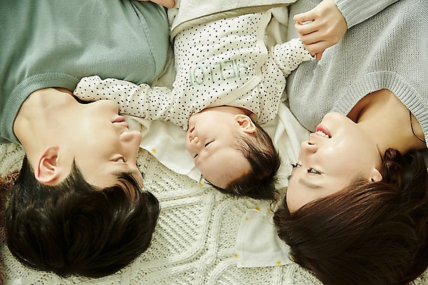 포토 JPG 여자 남자 행복 가족 신혼부부 엄마 실내 미소 상반신 20대 성인 세명 부모 하이앵글 눕기 화목 한국인 육아 아기 아빠 육아라이프 부부라이프 남성육아휴직 육아대디 국내포토 라이프스타일 부부 감정 뷰포인트 컨셉 관계 모션 표정 사람 동양인 청년 내부 신혼 파일형식 육아휴직