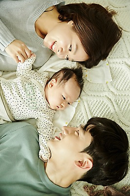 포토 JPG 여자 남자 행복 가족 신혼부부 엄마 실내 미소 상반신 20대 성인 세명 부모 하이앵글 눕기 화목 한국인 육아 아기 아빠 육아라이프 부부라이프 남성육아휴직 육아대디 국내포토 라이프스타일 부부 감정 뷰포인트 컨셉 관계 모션 표정 사람 동양인 청년 내부 신혼 파일형식 육아휴직