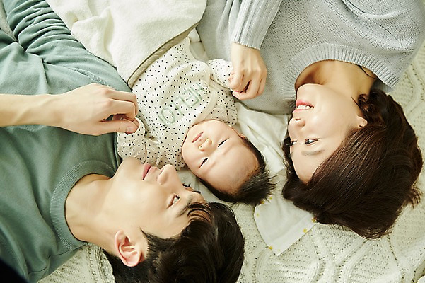 포토 JPG 여자 남자 행복 가족 신혼부부 엄마 실내 미소 상반신 20대 성인 세명 부모 하이앵글 눕기 화목 한국인 육아 아기 아빠 육아라이프 부부라이프 남성육아휴직 육아대디 국내포토 라이프스타일 부부 감정 뷰포인트 컨셉 관계 모션 표정 사람 동양인 청년 내부 신혼 파일형식 육아휴직
