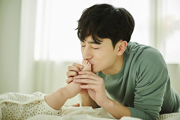 포토 JPG 전신 남자 엎드리기 가족 키스 실내 사랑 상반신 20대 성인 두명 옆모습 눕기 화목 한국인 육아 아기 아빠 발바닥 육아라이프 남성육아휴직 육아대디 싱글대디 한부모가족 국내포토 라이프스타일 감정 뷰포인트 컨셉 관계 모션 발 사람 동양인 청년 내부 애정표현 파일형식 육아휴직