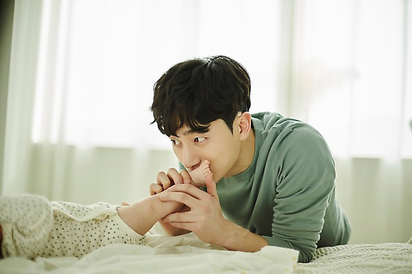 포토 JPG 전신 남자 엎드리기 가족 키스 실내 사랑 상반신 20대 성인 두명 옆모습 눕기 화목 한국인 육아 아기 아빠 발바닥 육아라이프 남성육아휴직 육아대디 싱글대디 한부모가족 국내포토 라이프스타일 감정 뷰포인트 컨셉 관계 모션 발 사람 동양인 청년 내부 애정표현 파일형식 육아휴직 휴가 인종 생활 신체부위 표현