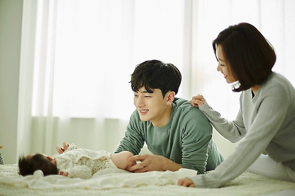 포토 JPG 전신 여자 남자 행복 가족 신혼부부 엄마 실내 미소 앉기 상반신 20대 성인 옆모습 세명 부모 눕기 화목 한국인 육아 아기 아빠 육아라이프 부부라이프 남성육아휴직 육아대디 국내포토 라이프스타일 부부 감정 뷰포인트 컨셉 관계 모션 표정 사람 동양인 청년 내부 신혼 파일형식 육아휴직