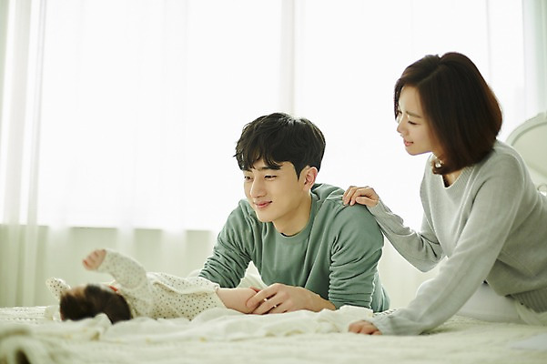 포토 JPG 전신 여자 남자 행복 가족 신혼부부 엄마 실내 미소 앉기 상반신 20대 성인 옆모습 세명 부모 눕기 화목 한국인 육아 아기 아빠 육아라이프 부부라이프 남성육아휴직 육아대디 국내포토 라이프스타일 부부 감정 뷰포인트 컨셉 관계 모션 표정 사람 동양인 청년 내부 신혼 파일형식 육아휴직
