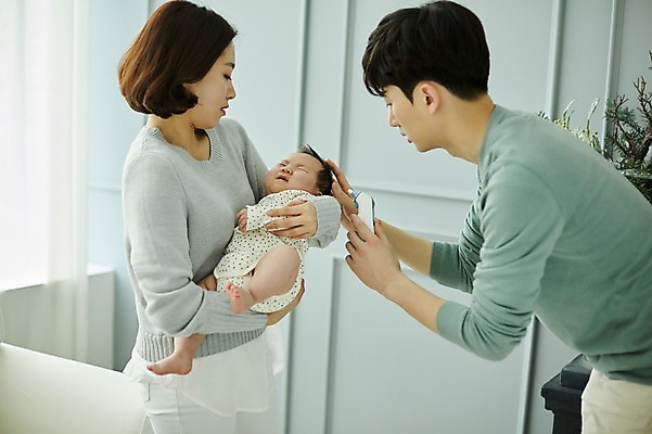 포토 JPG 전신 여자 남자 가족 신혼부부 안기 엄마 실내 서기 상반신 20대 성인 옆모습 세명 부모 놀람 고통 한국인 육아 아기 아빠 질병 울음 체온계 감기 불안 육아라이프 귀체온계 부부라이프 다급 남성육아휴직 육아대디 국내포토 라이프스타일 부부 감정 뷰포인트 컨셉 의학 관계 모션 표정 사람 동양인 청년 내부 온도계 신혼 파일형식 육아휴직