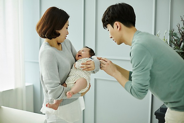 포토 JPG 전신 여자 남자 가족 신혼부부 안기 엄마 실내 서기 상반신 20대 성인 옆모습 세명 부모 놀람 고통 한국인 육아 아기 아빠 질병 울음 체온계 감기 불안 육아라이프 귀체온계 부부라이프 다급 남성육아휴직 육아대디 국내포토 라이프스타일 부부 감정 뷰포인트 컨셉 의학 관계 모션 표정 사람 동양인 청년 내부 온도계 신혼 파일형식 육아휴직