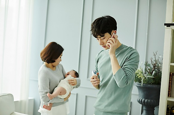 포토 JPG 전신 여자 남자 가족 신혼부부 안기 엄마 실내 서기 상반신 20대 성인 앞모습 옆모습 세명 부모 놀람 고통 한국인 육아 아기 아빠 질병 울음 체온계 감기 불안 통화 육아라이프 귀체온계 부부라이프 다급 남성육아휴직 육아대디 국내포토 라이프스타일 부부 감정 뷰포인트 컨셉 의학 관계 모션 표정 사람 동양인 청년 내부 온도계 신혼 파일형식 육아휴직