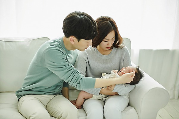 포토 JPG 전신 여자 남자 가족 신혼부부 안기 엄마 실내 앉기 상반신 20대 성인 앞모습 세명 부모 한국인 육아 아기 아빠 울음 육아라이프 부부라이프 달래기 남성육아휴직 육아대디 국내포토 라이프스타일 부부 뷰포인트 관계 모션 표정 사람 동양인 청년 내부 신혼 파일형식 육아휴직
