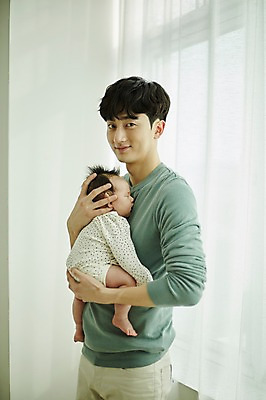 포토 JPG 전신 남자 행복 가족 안기 실내 서기 미소 상반신 20대 성인 두명 옆모습 화목 한국인 육아 아기 잠 아빠 소중 육아라이프 남성육아휴직 육아대디 싱글대디 한부모가족 국내포토 라이프스타일 감정 뷰포인트 컨셉 관계 모션 표정 사람 동양인 청년 내부 파일형식 육아휴직