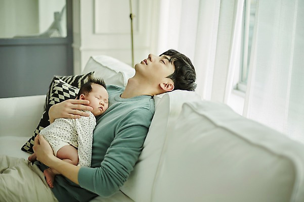 포토 JPG 남자 가족 안기 실내 피곤 앉기 상반신 20대 성인 두명 옆모습 화목 한국인 육아 아기 잠 아빠 육아라이프 남성육아휴직 육아대디 싱글대디 한부모가족 국내포토 라이프스타일 뷰포인트 컨셉 관계 모션 사람 동양인 청년 내부 파일형식 육아휴직