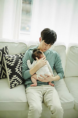 포토 JPG 전신 남자 가족 안기 실내 앉기 상반신 20대 성인 두명 앞모습 뒷모습 화목 한국인 육아 아기 아빠 육아라이프 남성육아휴직 육아대디 싱글대디 한부모가족 국내포토 라이프스타일 뷰포인트 컨셉 관계 모션 사람 동양인 청년 내부 파일형식 육아휴직 휴가 인종 생활