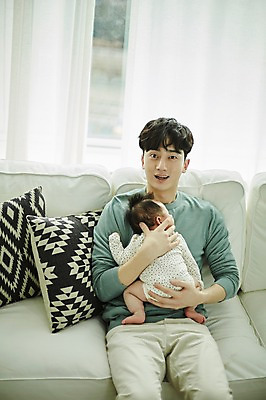 포토 JPG 전신 남자 가족 안기 실내 앉기 상반신 20대 성인 두명 앞모습 뒷모습 화목 한국인 육아 아기 아빠 육아라이프 남성육아휴직 육아대디 싱글대디 한부모가족 국내포토 라이프스타일 뷰포인트 컨셉 관계 모션 사람 동양인 청년 내부 파일형식 육아휴직 휴가 인종 생활