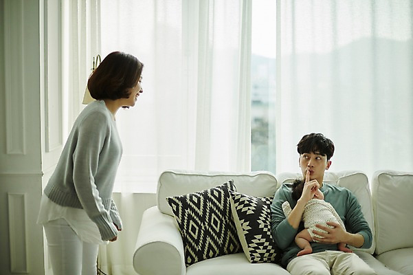 포토 JPG 여자 남자 가족 신혼부부 안기 엄마 실내 서기 앉기 상반신 20대 성인 앞모습 옆모습 뒷모습 세명 부모 화목 한국인 육아 아기 아빠 쉿 육아라이프 부부라이프 남성육아휴직 육아대디 국내포토 라이프스타일 부부 뷰포인트 컨셉 관계 모션 사람 동양인 청년 내부 신혼 조용 파일형식 육아휴직