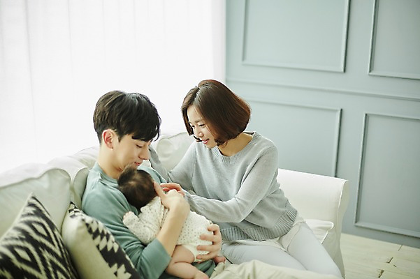 포토 JPG 여자 남자 가족 신혼부부 안기 엄마 실내 앉기 상반신 20대 성인 앞모습 옆모습 세명 부모 화목 한국인 육아 아기 잠 아빠 육아라이프 부부라이프 남성육아휴직 육아대디 국내포토 라이프스타일 부부 뷰포인트 컨셉 관계 모션 사람 동양인 청년 내부 신혼 파일형식 육아휴직
