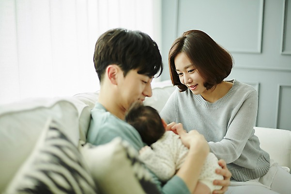 포토 JPG 여자 남자 가족 신혼부부 안기 엄마 실내 앉기 상반신 20대 성인 앞모습 옆모습 세명 부모 화목 한국인 육아 아기 잠 아빠 육아라이프 부부라이프 남성육아휴직 육아대디 국내포토 라이프스타일 부부 뷰포인트 컨셉 관계 모션 사람 동양인 청년 내부 신혼 파일형식 육아휴직
