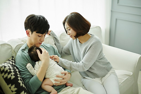포토 JPG 여자 남자 가족 신혼부부 안기 엄마 실내 앉기 상반신 20대 성인 앞모습 옆모습 세명 부모 화목 한국인 육아 아기 잠 아빠 육아라이프 부부라이프 남성육아휴직 육아대디 국내포토 라이프스타일 부부 뷰포인트 컨셉 관계 모션 사람 동양인 청년 내부 신혼 파일형식 육아휴직 커플 휴가 인종 생활