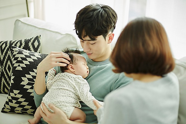포토 JPG 여자 남자 가족 신혼부부 안기 엄마 실내 앉기 상반신 20대 성인 앞모습 뒷모습 아웃포커스 세명 부모 화목 한국인 육아 아기 잠 아빠 육아라이프 부부라이프 남성육아휴직 육아대디 국내포토 라이프스타일 부부 뷰포인트 컨셉 관계 모션 촬영기법 사람 동양인 청년 내부 신혼 파일형식 육아휴직