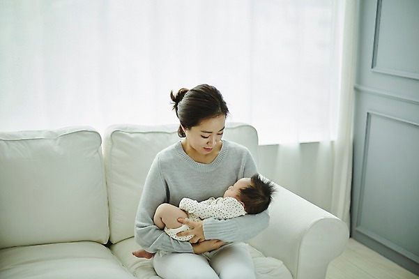 포토 JPG 여자 가족 안기 엄마 실내 앉기 상반신 20대 성인 두명 앞모습 옆모습 화목 한국인 육아 아기 잠 육아라이프 싱글맘 한부모가족 국내포토 라이프스타일 뷰포인트 컨셉 관계 모션 사람 동양인 청년 내부 파일형식