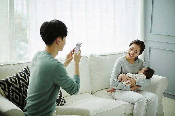 포토 JPG 여자 남자 행복 가족 신혼부부 안기 엄마 실내 미소 앉기 상반신 20대 성인 옆모습 뒷모습 아웃포커스 세명 스마트폰 부모 사진촬영 화목 한국인 육아 아기 잠 아빠 육아라이프 부부라이프 남성육아휴직 육아대디 국내포토 라이프스타일 부부 감정 뷰포인트 컨셉 관계 모션 촬영기법 표정 사람 동양인 청년 내부 핸드폰 스마트기기 촬영 신혼 파일형식 육아휴직