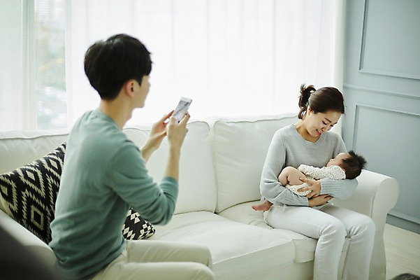 포토 JPG 여자 남자 행복 가족 신혼부부 안기 엄마 실내 미소 앉기 상반신 20대 성인 앞모습 옆모습 세명 스마트폰 부모 사진촬영 화목 한국인 육아 아기 잠 아빠 육아라이프 부부라이프 남성육아휴직 육아대디 국내포토 라이프스타일 부부 감정 뷰포인트 컨셉 관계 모션 표정 사람 동양인 청년 내부 핸드폰 스마트기기 촬영 신혼 파일형식 육아휴직