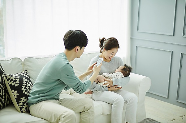 포토 JPG 여자 남자 행복 가족 신혼부부 안기 엄마 실내 미소 앉기 상반신 20대 성인 앞모습 옆모습 세명 스마트폰 부모 사진촬영 화목 한국인 육아 아기 잠 아빠 육아라이프 부부라이프 남성육아휴직 육아대디 국내포토 라이프스타일 부부 감정 뷰포인트 컨셉 관계 모션 표정 사람 동양인 청년 내부 핸드폰 스마트기기 촬영 신혼 파일형식 육아휴직