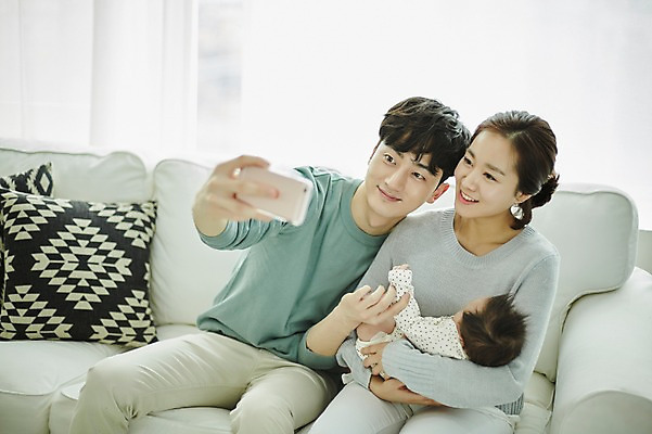 포토 JPG 여자 남자 행복 가족 신혼부부 안기 엄마 실내 미소 앉기 상반신 20대 성인 앞모습 옆모습 세명 스마트폰 부모 사진촬영 화목 한국인 육아 아기 잠 아빠 육아라이프 부부라이프 남성육아휴직 육아대디 국내포토 라이프스타일 부부 감정 뷰포인트 컨셉 관계 모션 표정 사람 동양인 청년 내부 핸드폰 스마트기기 촬영 신혼 파일형식 육아휴직