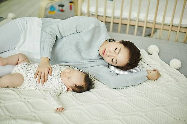 포토 JPG 여자 가족 엄마 실내 피곤 상반신 20대 성인 두명 눕기 눈감음 화목 한국인 육아 아기 잠 육아라이프 싱글맘 한부모가족 국내포토 라이프스타일 컨셉 관계 모션 사람 동양인 청년 내부 파일형식