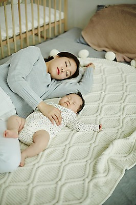 포토 JPG 여자 가족 엄마 실내 피곤 상반신 20대 성인 두명 눕기 눈감음 화목 한국인 육아 아기 잠 육아라이프 싱글맘 한부모가족 국내포토 라이프스타일 컨셉 관계 모션 사람 동양인 청년 내부 파일형식